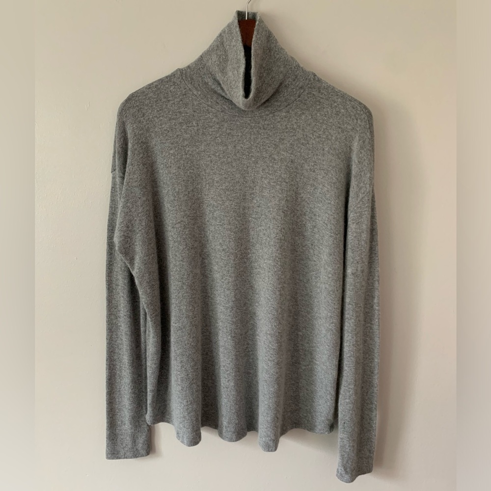 Brandy Melville Italian Wool Grey Lightweight Long Sleeve Sweater Cowl One Size
